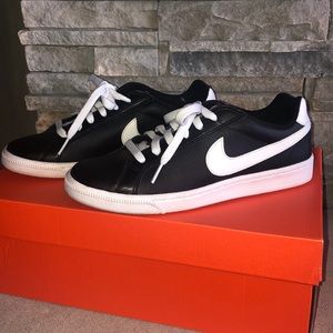 Nike Women’s Court Majestic Shoe